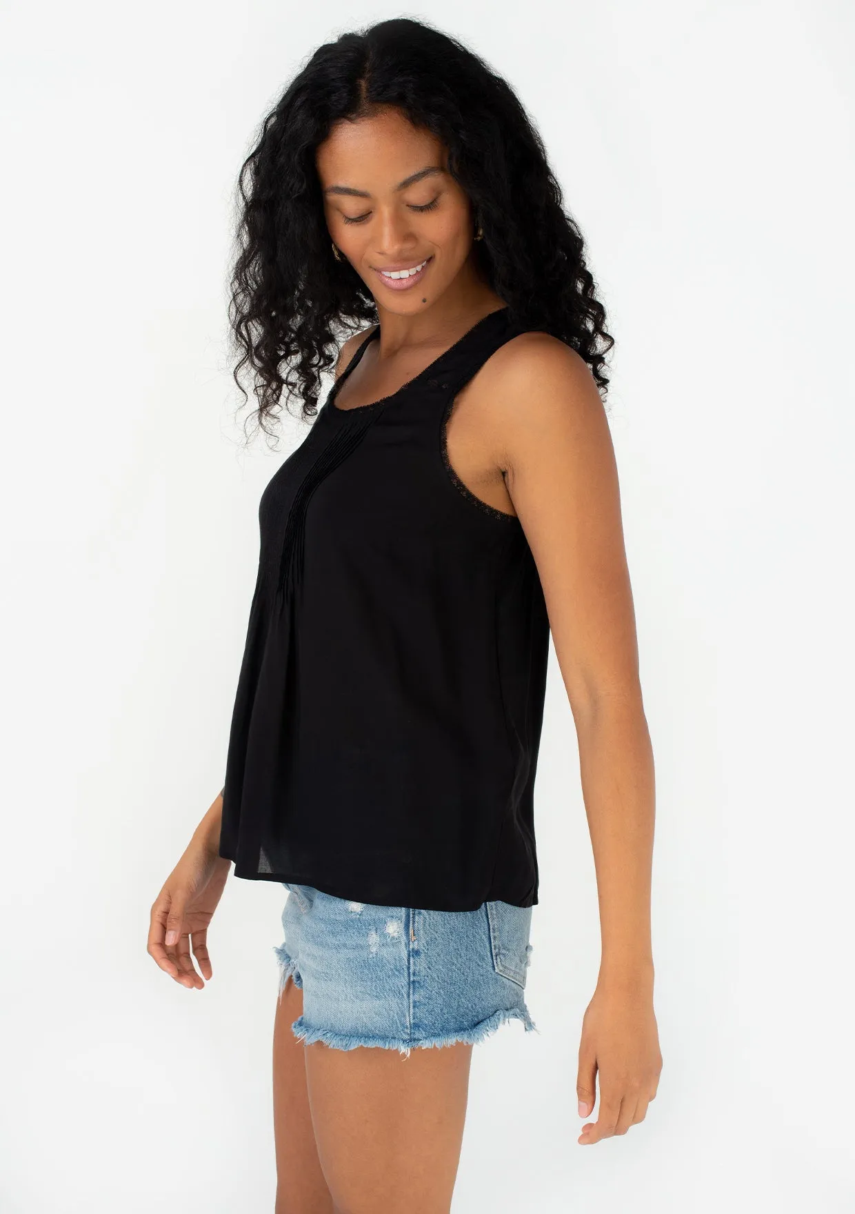 Sleeveless Lace Trim Scoop Neck Tank Top